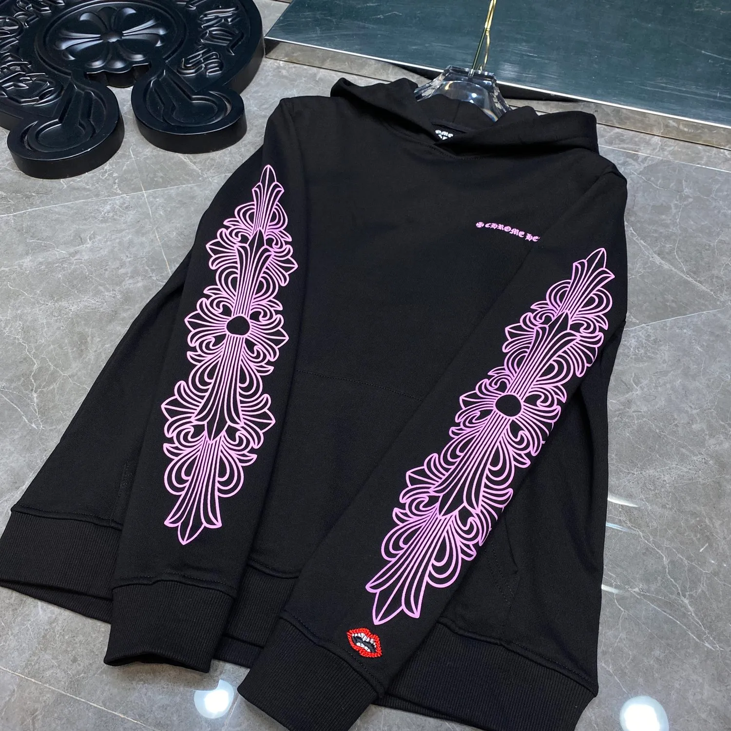 P248 Chrome Hearts Autumn and Winter 2025 are available simultaneously at counters❤️ Chrome Matty Boy pink letter sweatshirt hooded sweatshirt. Imported environmentally friendly glue printing and dyeing. Improved customized version of 1:1 high-gram weight high-quality fabric. Recommended color: black. Size: S, M, L, XL.